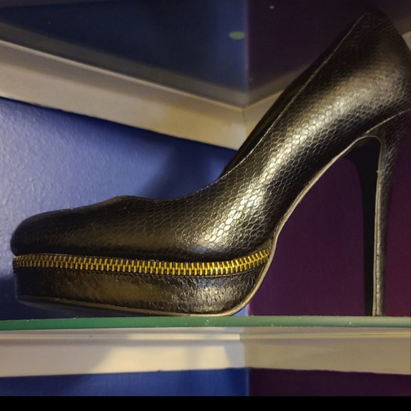 Exotic Elegance: Black Python-Textured 5-Inch Stiletto Heels with Zipper Detail - Picture 1 of 3